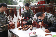 胥老滨排骨香肠火爆成都 吃香肠吐骨头好吃到哭