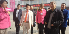 中国改革先锋倪润峰视察光友薯业红油面皮生产车间